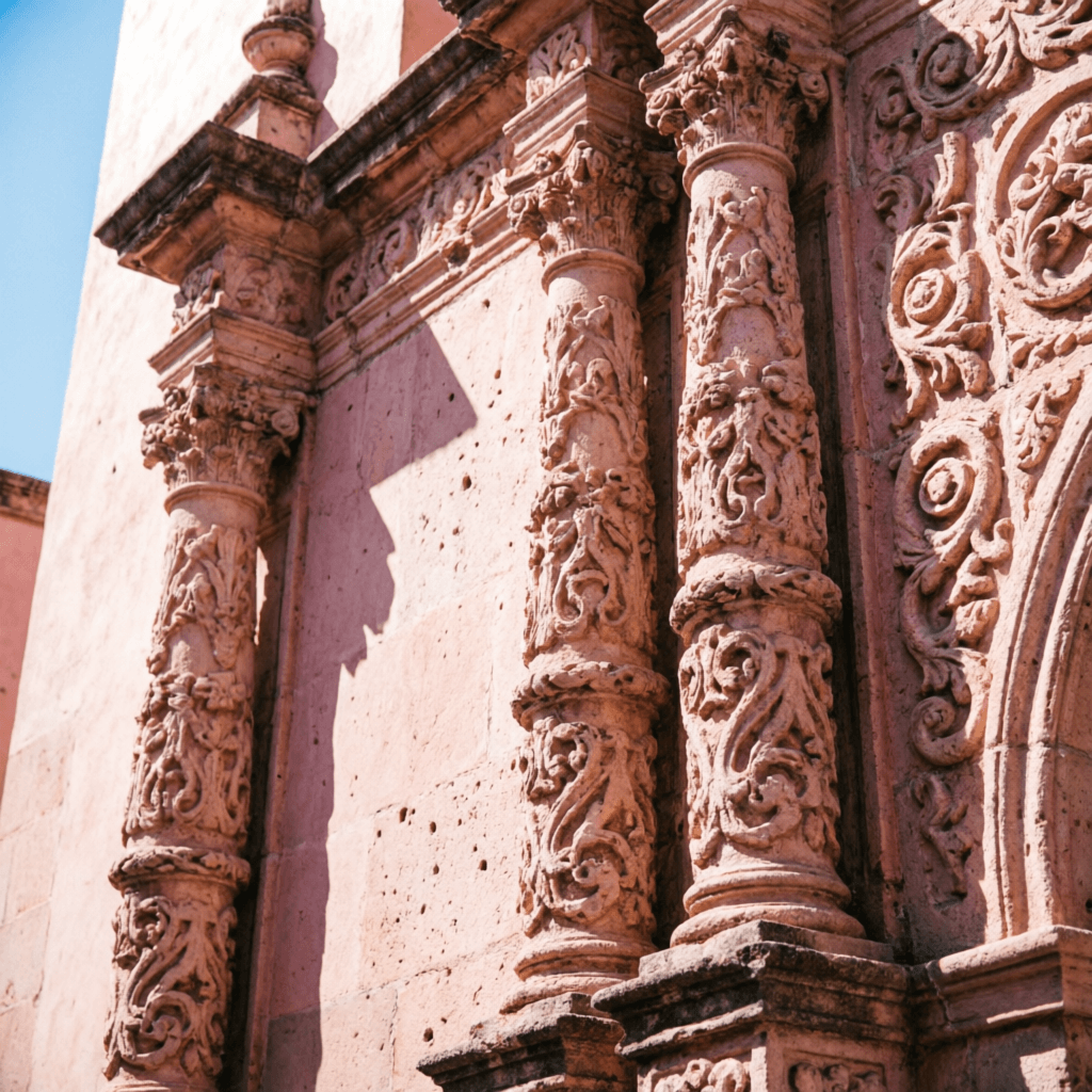 Fachada barroca de cantera rosa en Zacatecas